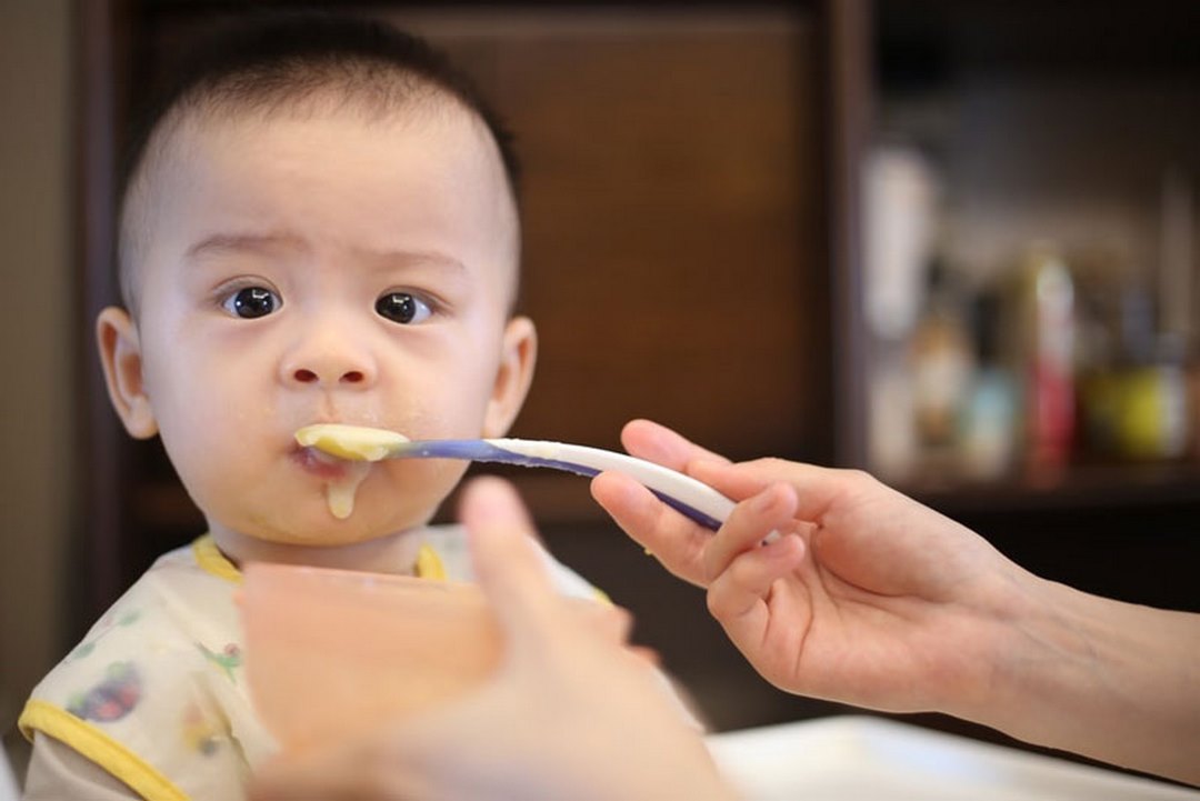 Có nên cai sữa cho trẻ bị suy dinh dưỡng hay không?