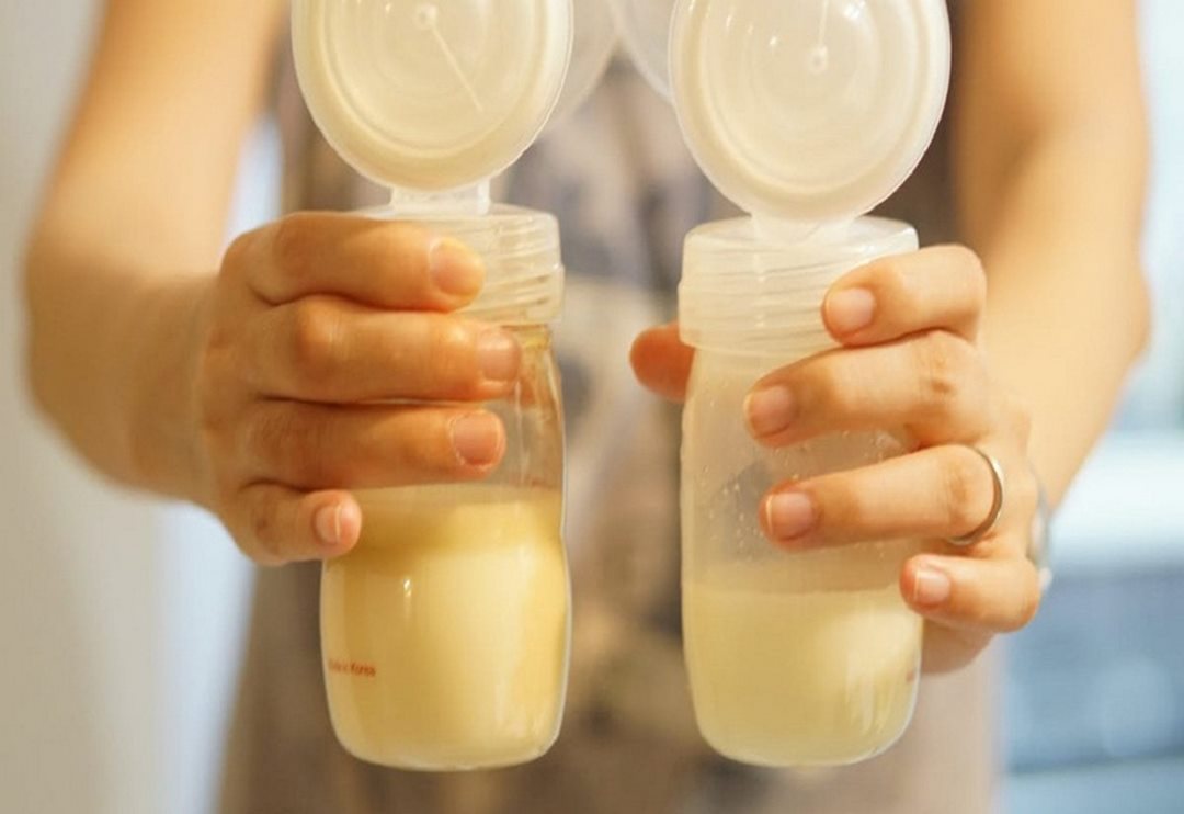 Có nhiều yếu tố ảnh hưởng đến thời gian bảo quản sữa mẹ