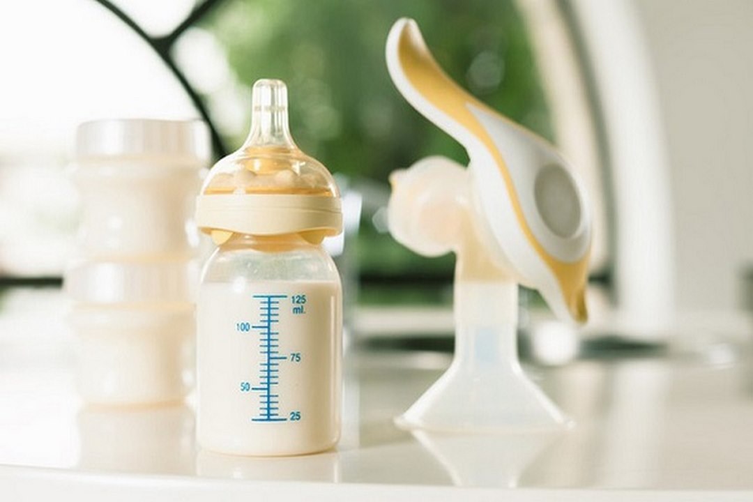 Sữa mẹ bé uống không hết nên làm gì?